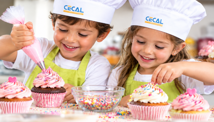 Pequeños chefs decorando cupcakes